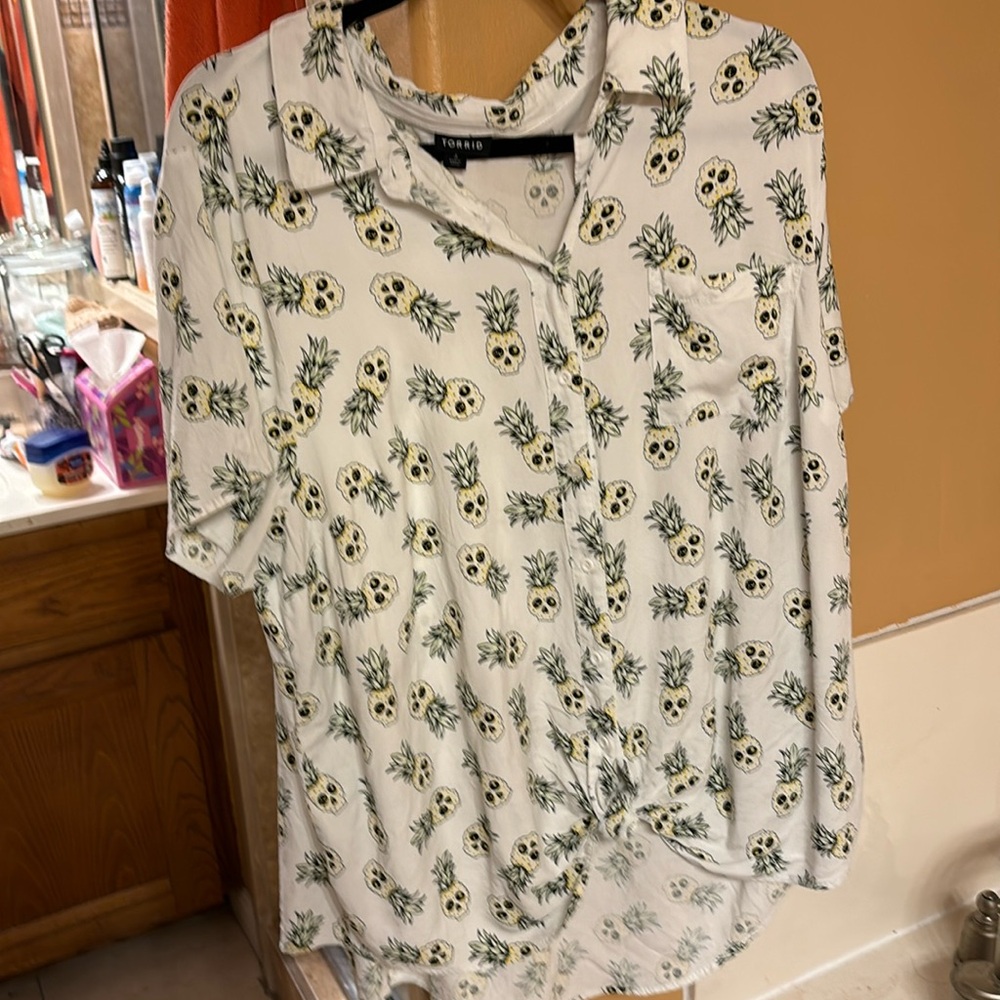 Torrid Pineapple skull Button Down Blouse Size 3